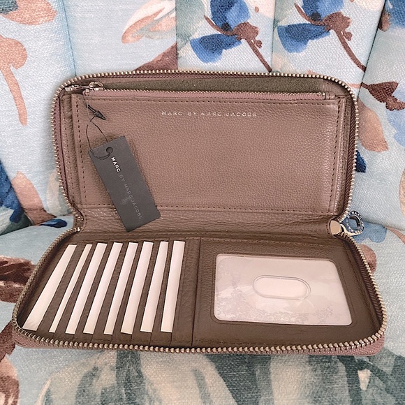 NWT Marc by Marc Jacobs Tan Leather Zippy Wallet - Picture 13 of 16